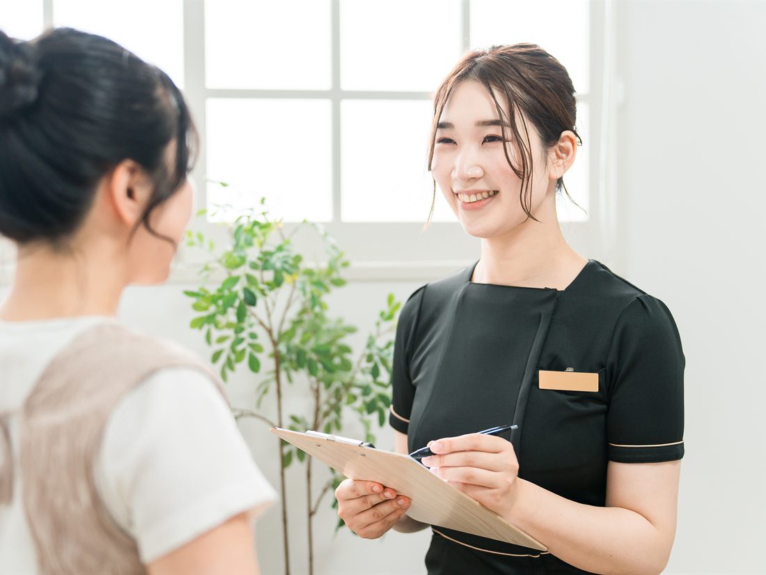A Kinship concierge attending to a patient